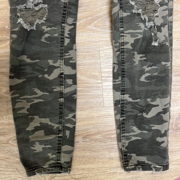 VANILLA Star Distressed Camouflage Skinny Jeans - Picture 4 of 9